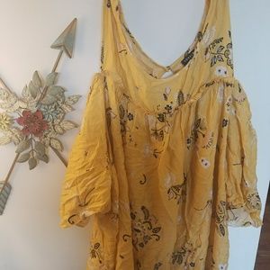 Torrid cold shoulder top size 4